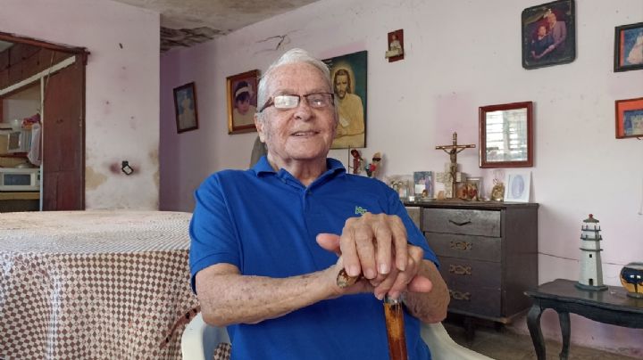 “Yo soy guardafaros desde que nací”: Alfredo Casarín, veracruzano que enfrentó la soledad durante 18 años