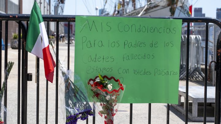 "Estamos con ustedes, paisanos": ponen altar frente a buque Cuauhtémoc en Nueva York