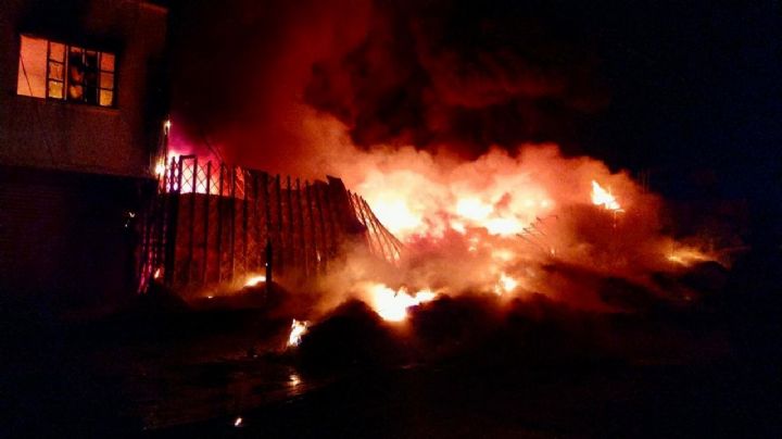 Se incendia bodega de plásticos al norte de Toluca