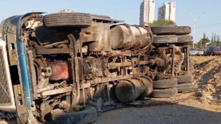 León: tráiler se vuelca en Balcones del Campestre