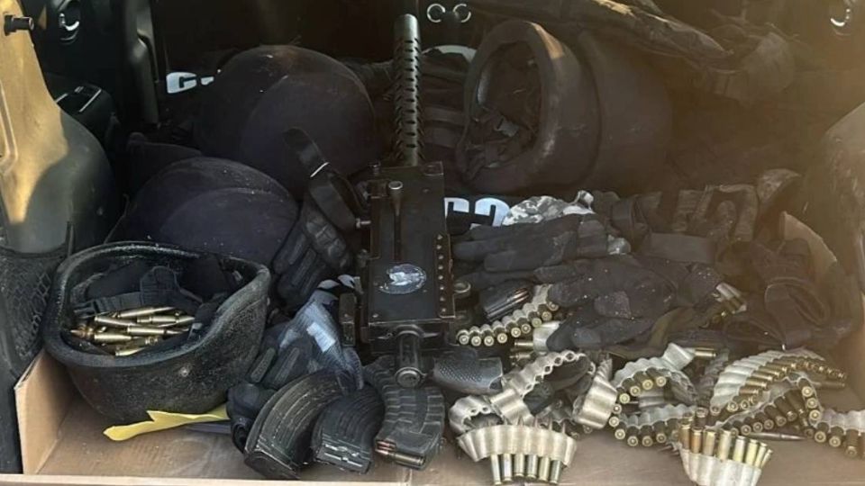 En el vehículo había cartuchos, cargadores y chalecos balísticos, entre otros objetos.