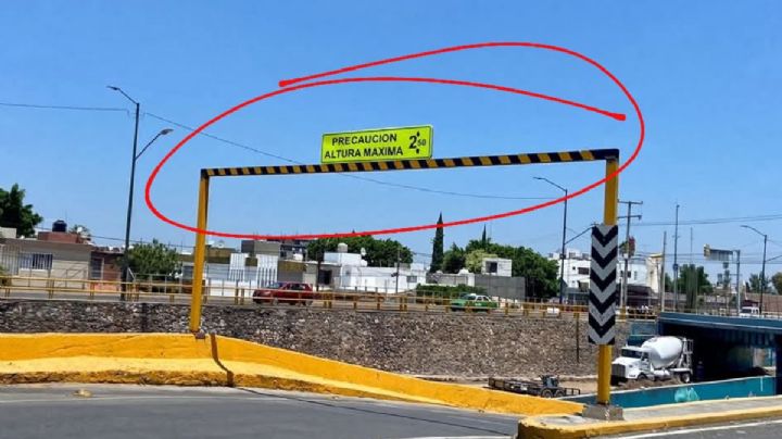 Chocan contra puente y se roban el letrero de “si no pasa aquí, no pasa el puente”