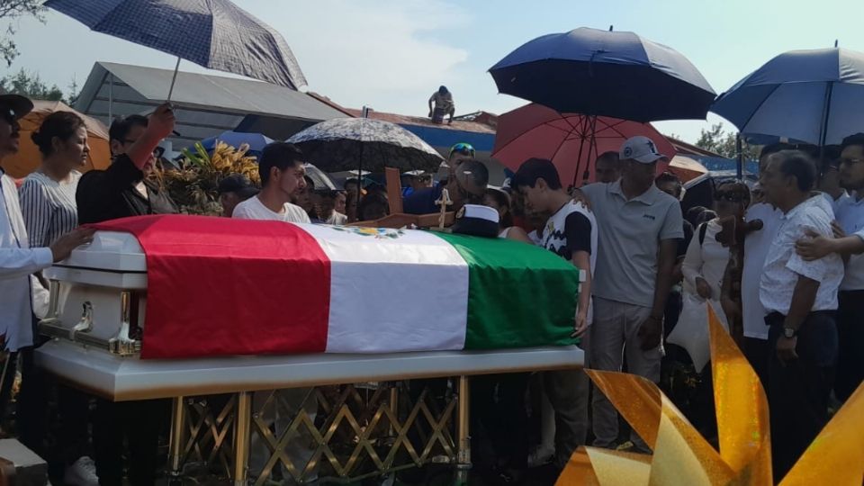 Al grito de justicia dan último adiós a América Yamilet, cadete xalapeña que murió en buque Cuauhtémoc