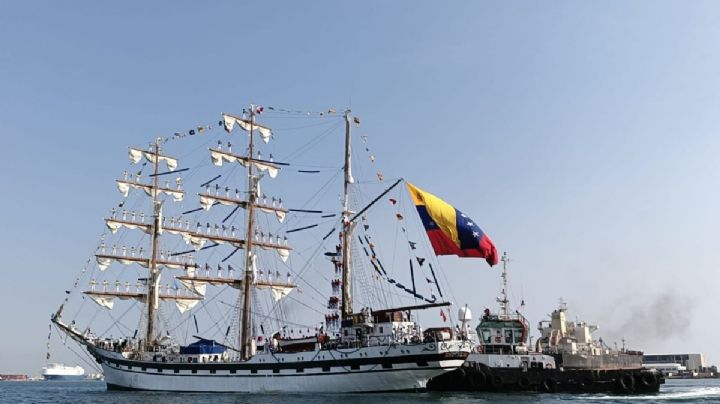 Buque Escuela Simón Bolívar arriba al Puerto de Veracruz y expresa solidaridad con cadetes del Cuauhtémoc