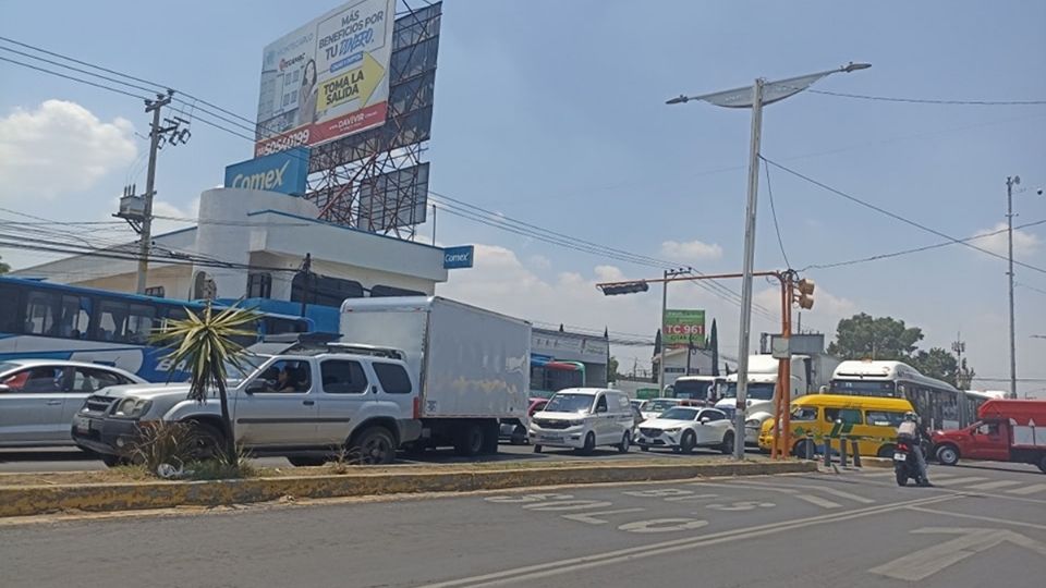 El tráfico se ha vuelto lento y con vehículos varados