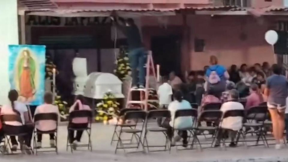Familiares, amigos y la comunidad velaron a los jóvenes asesinados y exigen justicia.