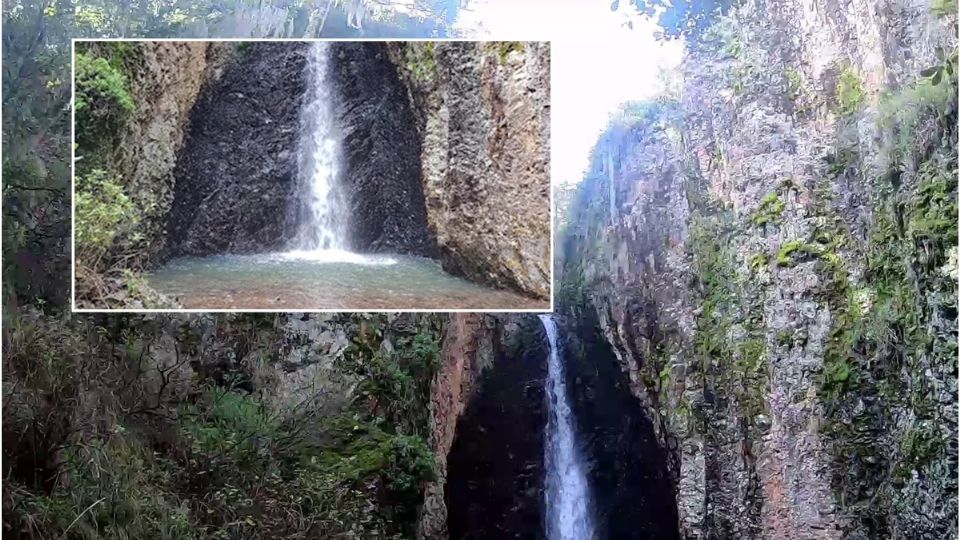 El agua es cristalina y por la luz parece que es color turqués