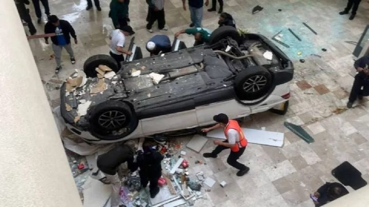 VIDEO: Cae vehículo del techo en Plaza Lilas; hay una mujer lesionada