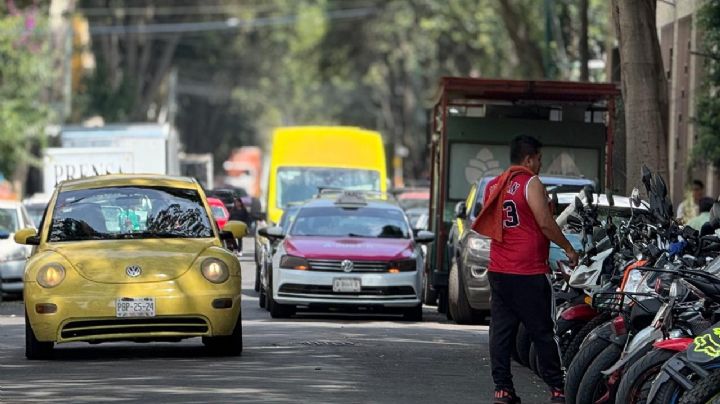 ”No les quise dar 10 pesos y me robaron mis placas”: Franeleros extorsionan a automovilistas en Tabacalera