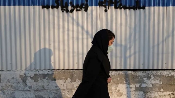 Irán mete pausa en ley que castiga a mujeres que no usen la hiyab