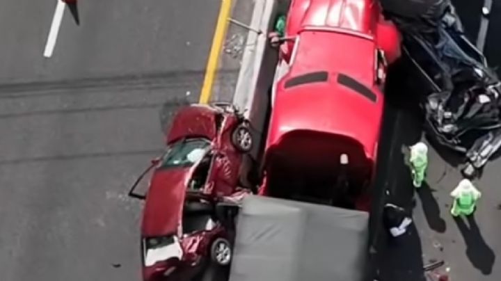 Su coche quedó prensado por un tráiler y él salió caminando