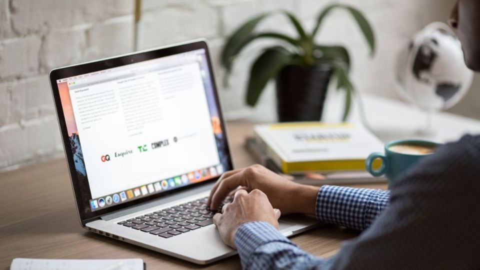 La preparatoria se cursa completamente en línea en una computadora