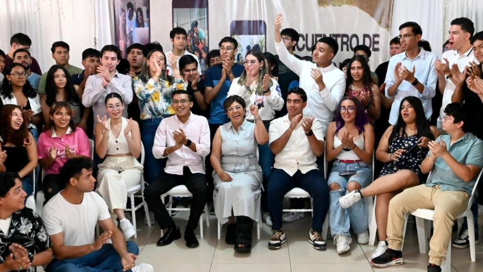 Rosa María promete becas y empleos para jóvenes universitarios en Veracruz