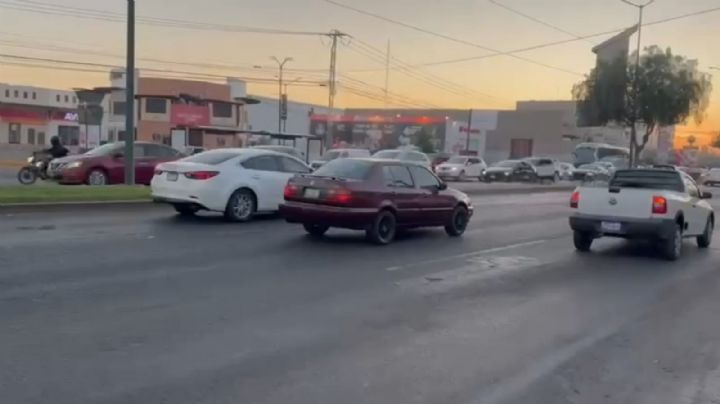 Dos adultos mayores quedan prensados en su vehículo en León; presuntamente iban a exceso de velocidad