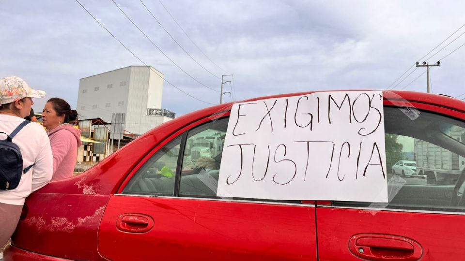 Son más de 100 personas las que bloquean la carretera