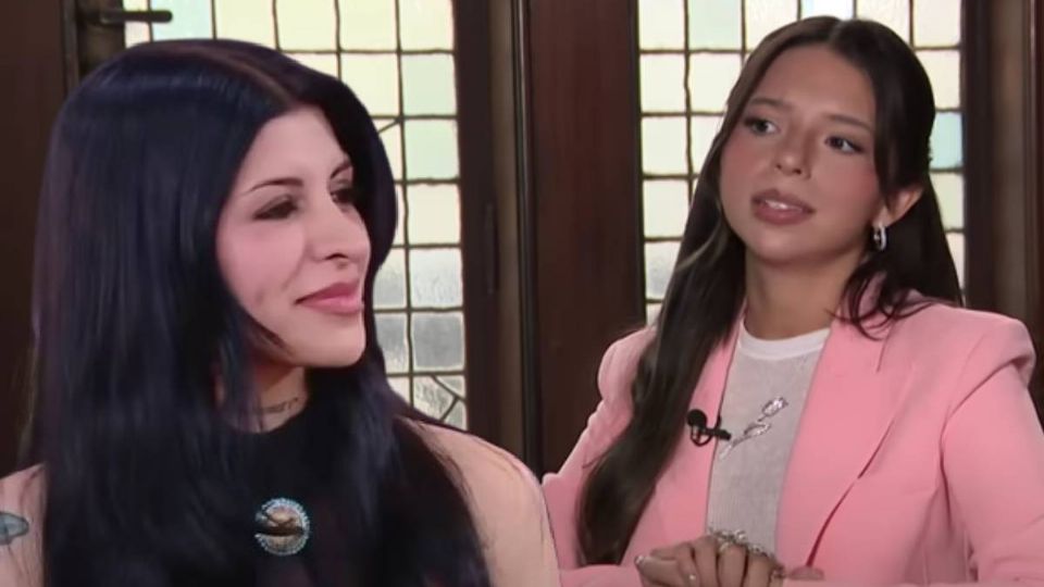 Llegó acompañada de su hija, Inti.