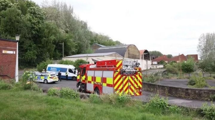 Tragedia en Reino Unido: muere niño en incendio; 14 son arrestados por homicidio