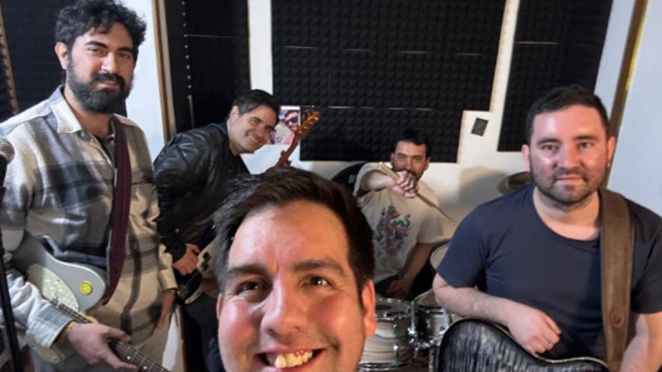 Y ensayando junto a su grupo musical Trapezoide Escaleno