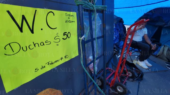 Baños improvisados y cubetas: la rutina de aseo de los docentes de la CNTE