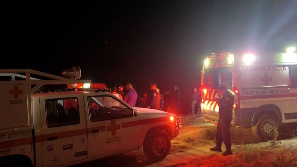 Elementos de la Cruz Roja rescatan al motociclista de la canaleta donde cayó.