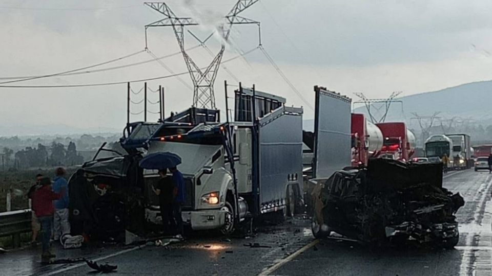 Un tráiler tipo madrina, una camioneta y un vehículo chocaron brutalmente