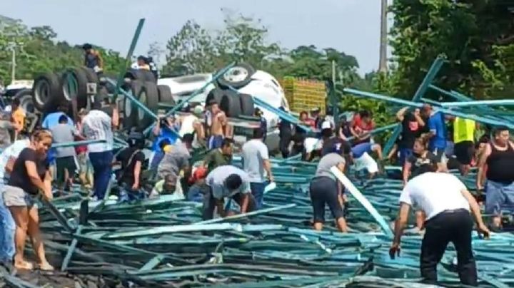 Rapiña en Chiapas: tráiler con tubos de acero vuelca y pobladores saquean la carga