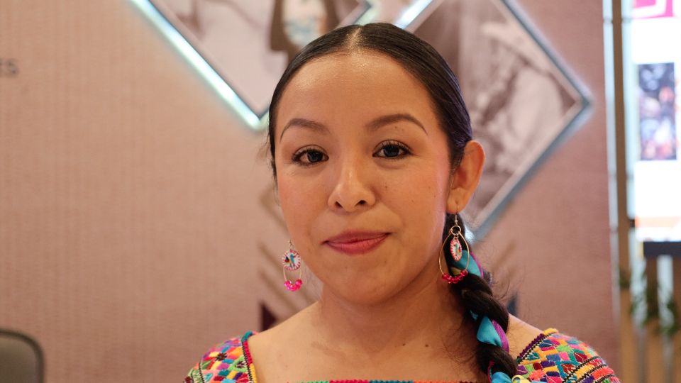 Karina es una de las artistas visuales que expone su trabajo en el Edificio de Gobierno