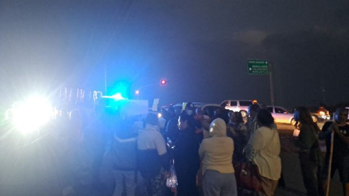 Habitantes de Tuzos bloquean el Río de las Avenidas por falta de agua; así el tráfico