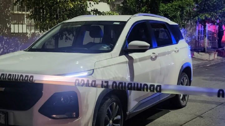 Muere encerrado en su camioneta en Pachuca; había una botella de alcohol a su lado