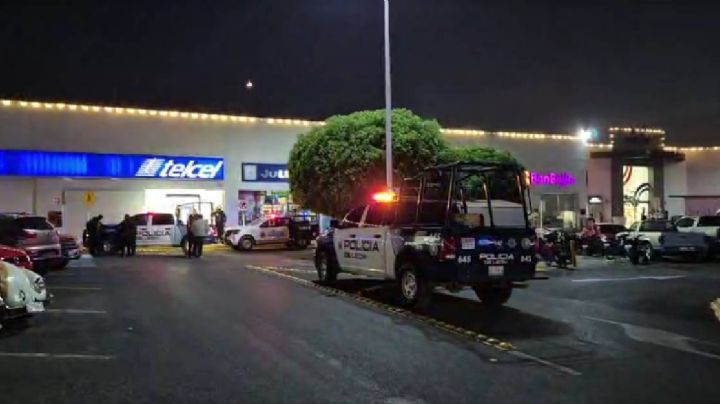 A golpes detienen a 2 hombres que intentan robar una motocicleta en Centro Max