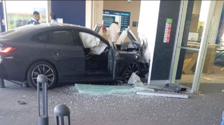 Mujer pisa acelerador en lugar del freno y choca su BMW contra un Banamex en León