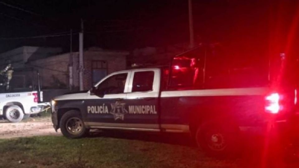 Una mujer entregó a la Policía a su hijo de 17 años  luego de que apuñalara a un joven que posteriormente murió.