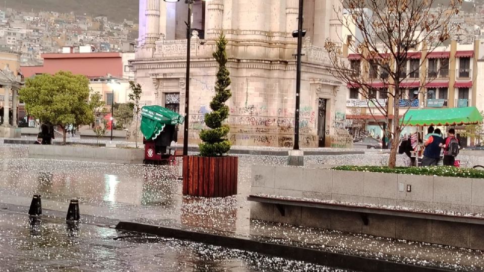 Pachuca quedó bajo una sábana blanca de granizo