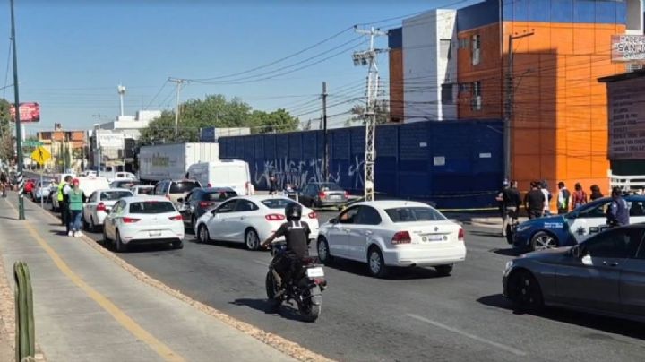 Choca motociclista y muere atropellado por un tráiler, en el bulevar Torres Landa