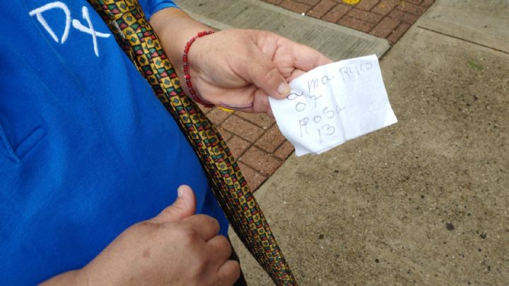 Leoneses acuden con acordeón en mano a votar por Jueces y Magistrados