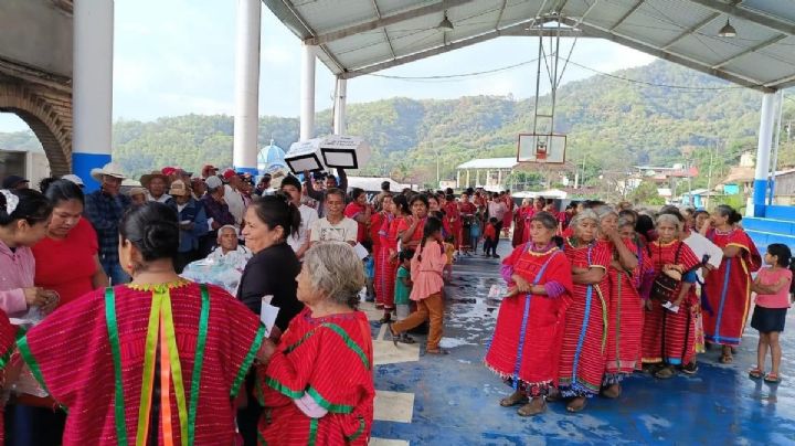 Desinterés, uso masivo de acordeones y propaganda en casillas, denuncian organizaciones ciudadanas