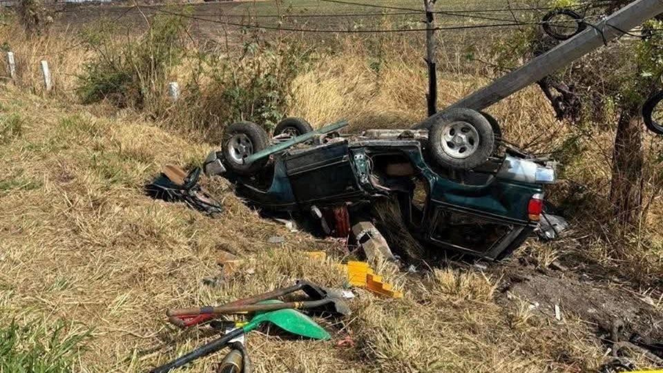 En una camioneta de modelo atrasado viajaban cuatro personas originarias del estado de Hidalgo