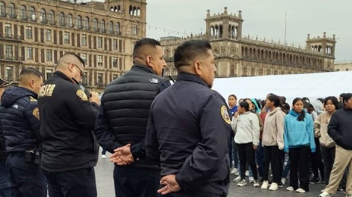 Normalistas de Chiapas brincan vallas de Palacio Nacional; policía los retira