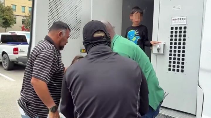 "Tranquila mamá": el desgarrador consuelo de un niño a su madre detenida por el ICE en Texas