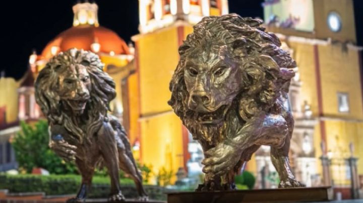 Aparecen dos leones de bronce gigantes en Guanajuato