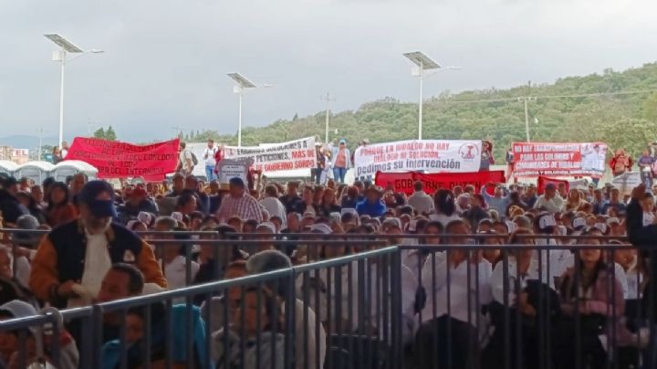 Normalistas del Mexe denuncian retención para evitar manifestación en visita presidencial