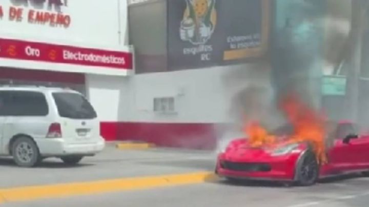 Se incendia auto deportivo Corvette  en el bulevar Delta | VIDEO