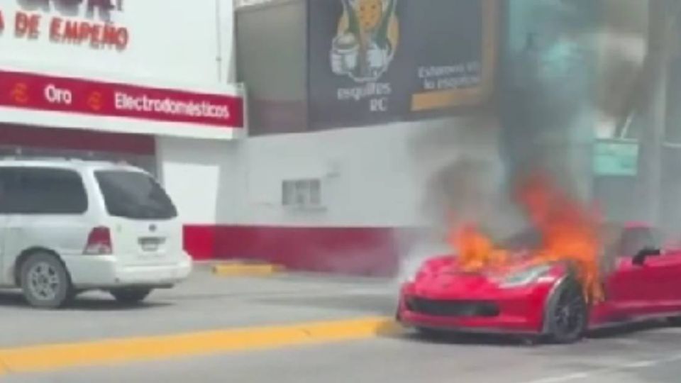 El auto Corvette fue pérdida total.