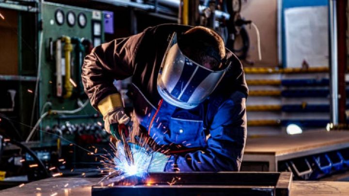 En abril, producción manufacturera retrocedió 0.9% anual; empleo se debilita: Inegi