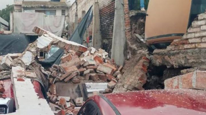 Colapsa barda por lluvia, remueven escombros y autos dañados; así la situación en Cubitos