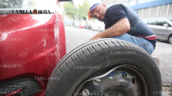 Baches en CDMX: automovilistas esquivan uno y caen en otro