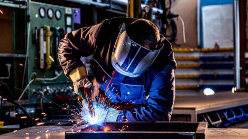 En abril, producción manufacturera retrocedió 0.9% anual; empleo se debilita: Inegi