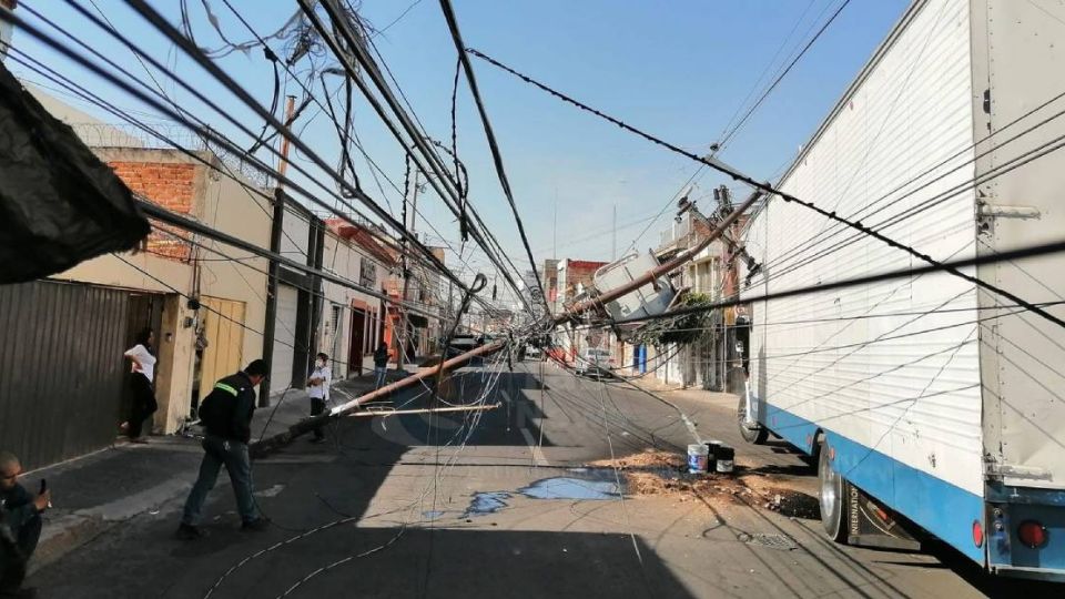 Un camión jaló cables y derribó un transformador en el centro de Celaya.