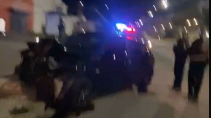 Conductor tumba postes de CFE, deja a oscuras a vecinos y escapa por el Libramiento en León| VIDEO