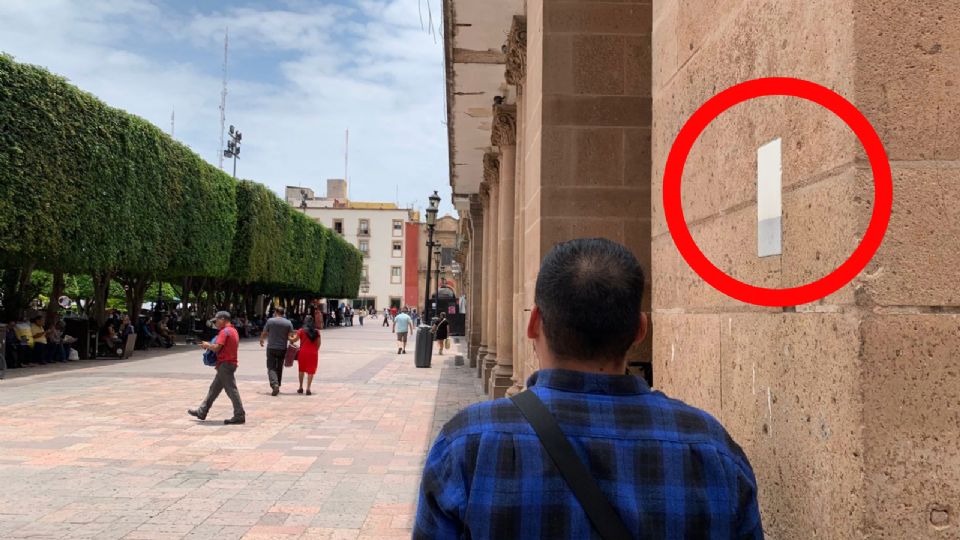  Un joven se encuentra parado debajo de la marca del nivel que alcanzó el agua en 1888